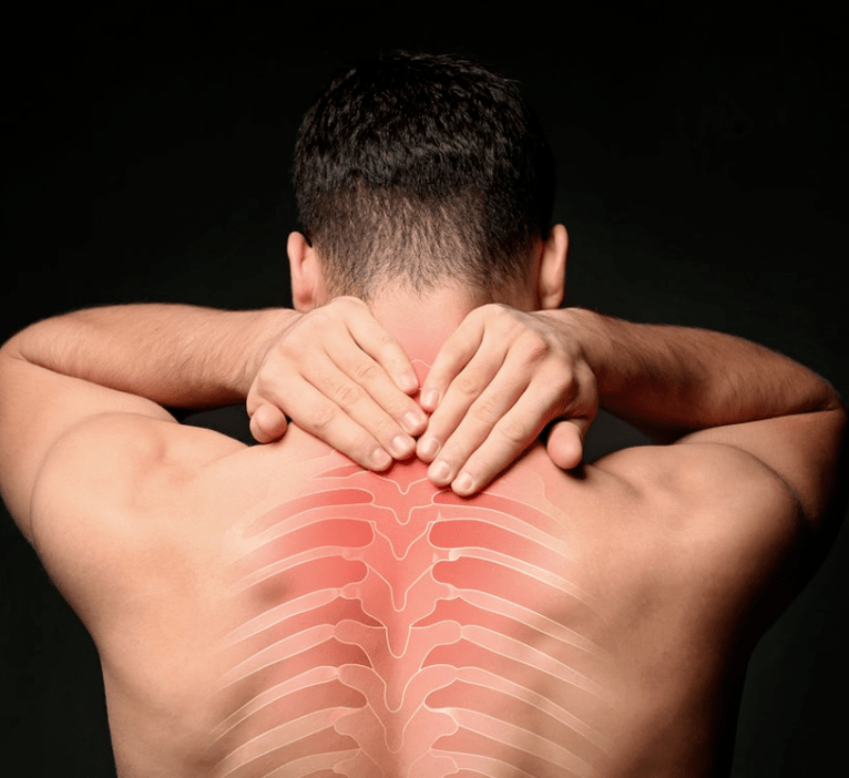 Ein Mann ist besorgt über Osteochondrose der Brustwirbelsäule. 