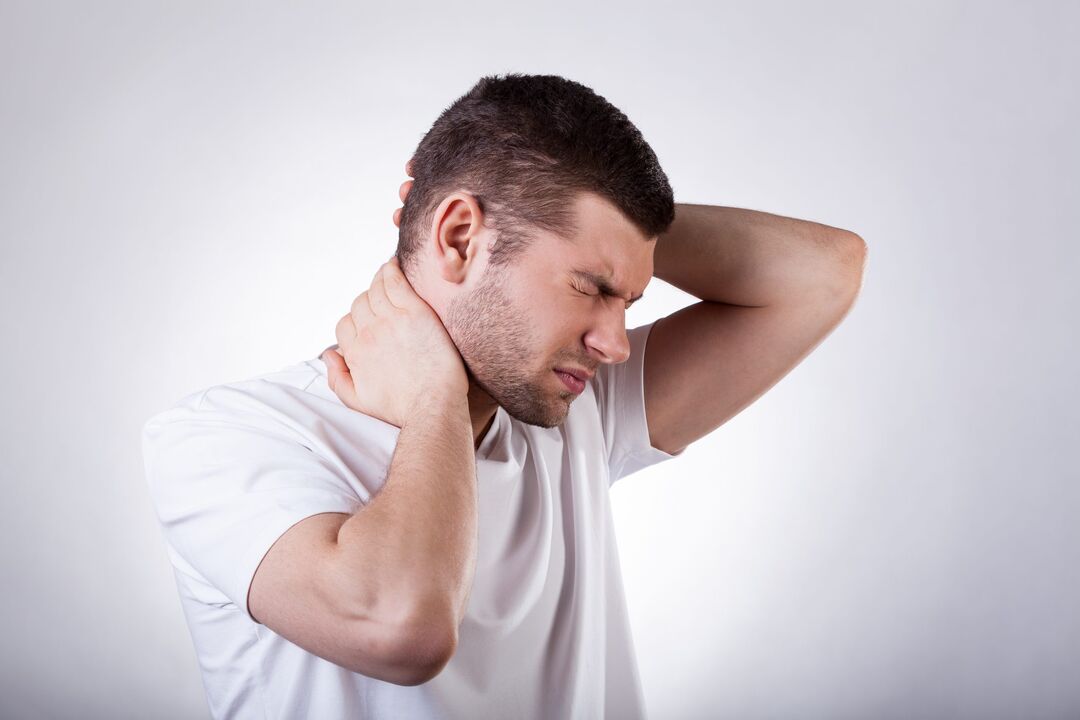 Ein Mann ist besorgt über zervikale Osteochondrose, die eine komplexe Behandlung erfordert