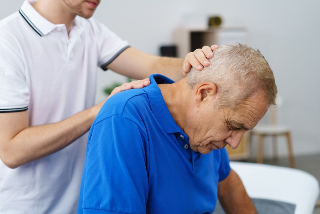 Therapeutische Übungen unter der Aufsicht eines Ausbilders für zervikale Osteochondrose. 