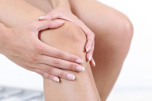 Bei Arthrose treten starke Schmerzen auf, die die Beweglichkeit des Kniegelenks einschränken. 