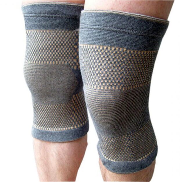 Im Anfangsstadium der Arthrose des Kniegelenks wird empfohlen, einen Fixierverband zu verwenden. 